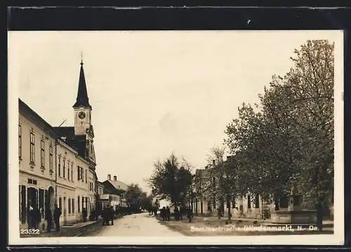 AK Blindenmarkt /N.-Oe., Belebte Strassenpartie mit der Kirche