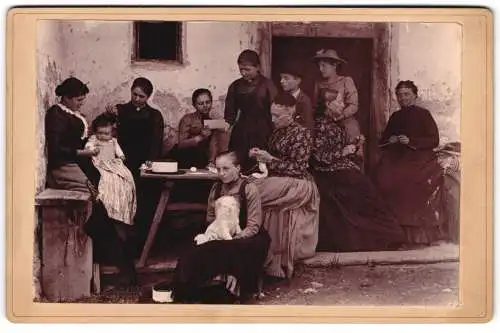 Fotografie unbekannter Fotograf und Ort, vorneheme Bauernfamilie bei der Hausarbeit, Häkeln, Lehren, Kinderfürsorge