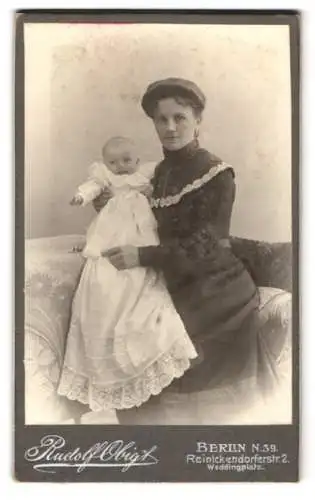 Fotografie Rudolf Obigt, Berlin, Mutter präsentiert ihr Kind im Taufkleid, Mutterglück