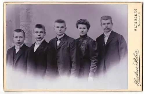 Fotografie Berliner Atelier, Altenburg, Teichplan 8, Mutter und Vater mit ihren drei Söhnen, der grösse nach aufgestellt