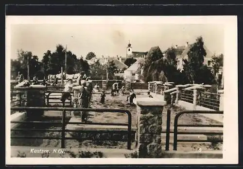 AK Kautzen /N. Oe., Kinder im Wasserbecken