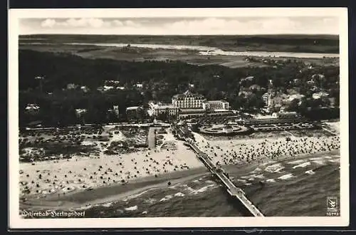 AK Heringsdorf / Ostseebad, Fliegeraufnahme des Badestrandes mit dem Kurhotel und der Landungsbrücke