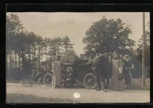 Foto-AK Familie an einem Auto am Strassenrand