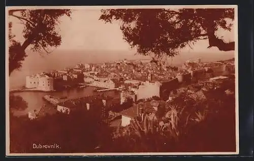 AK Dubrovnik, Blick auf die Küstenstadt vom Berg aus