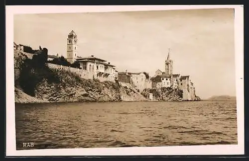 AK Rab /Dalmatia, Küstenansicht vom Wasser aus