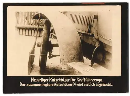 Fotografie Auto mit neuartigem Kotschützer, zusammenlegbarer Kotschützer seitlich am Fahrzeug angebracht