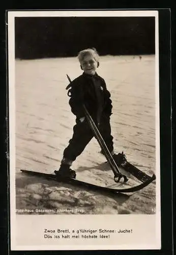 AK Glücklicher Junge auf Skiern im Schnee