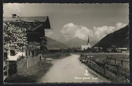 AK Stumm /Zillertal, Strassenpartie mit Kindern und Bergpanorama