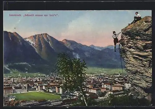 AK Innsbruck, Bergsteiger mit Stadt im Hintergrund