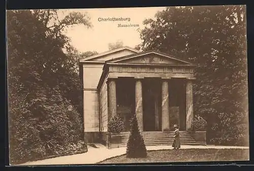 AK Berlin-Charlottenburg, Spaziergang am Mausoleum