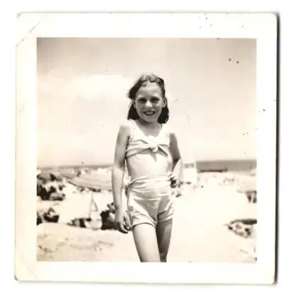 Fotografie Bademode, Mädchen im Badeanzug am Strand