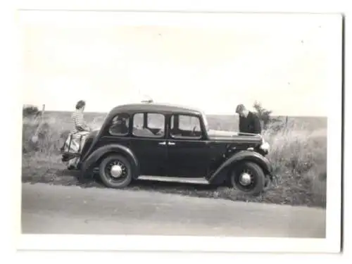 Fotografie Auto, PKW mit Panne am Strassenrand stehend