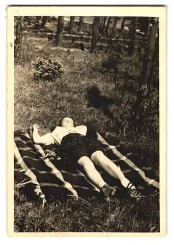 Fotografie Mittagspause, Mädchen auf Decke liegend