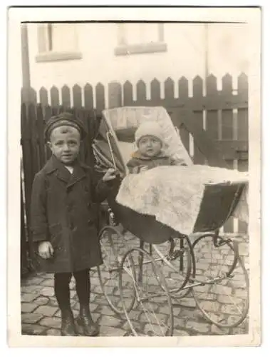 Fotografie Mutterglück, Knabe im Matrosenanzug nebst Baby im Kinderwagen