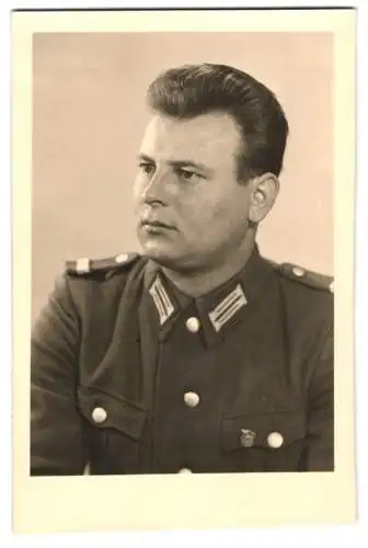 Fotografie Portrait Soldat der NVA in Uniform