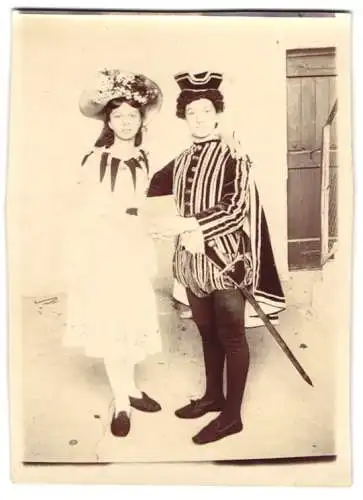 Fotografie Fasching - Karneval, französische Mädchen aus dem Elsass tragen Kostüme