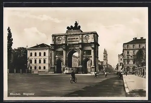 AK München, Siegestor mit Strassenbahn und Radfahrer