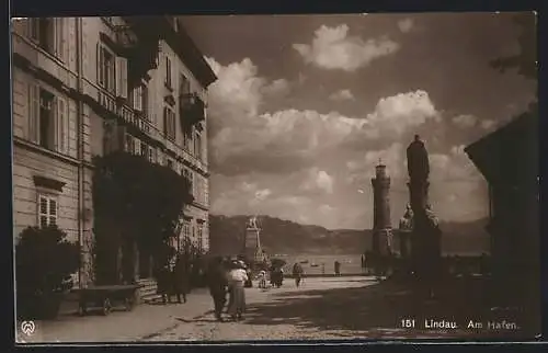 AK Lindau / Bodensee, Strassenpartie am Hafen