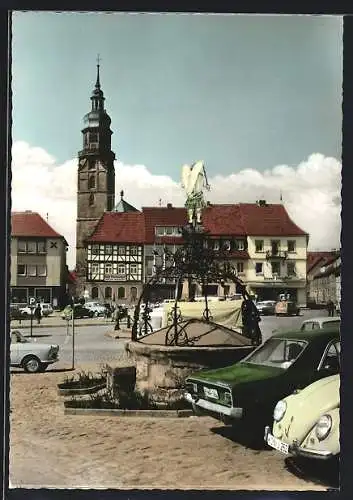 AK Königshofen i. Gr., Marktplatz mit Brunnen, Kirche und Cafe-Restaurant