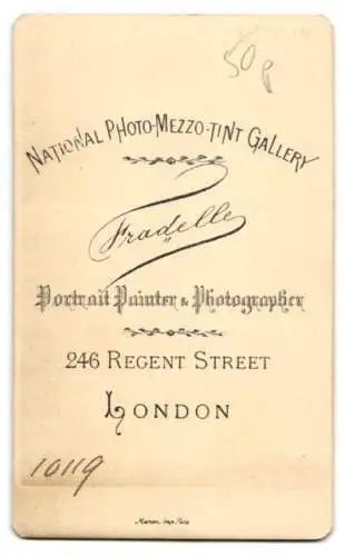 Fotografie Fradelle, London, 246, Regent Street, Junge Dame mit Kragenbrosche und Halskette