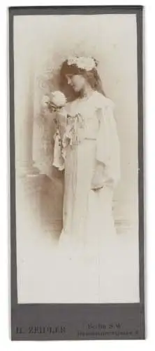 Fotografie H. Zeidler, Berlin, hübsche junge Frau im weissen Kleid mit Blumen im Haar