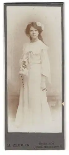 Fotografie H. Zeidler, Berlin, Jerusalemerstr. 6, junge Frau im weissen Kleid mit Blumen in Haar