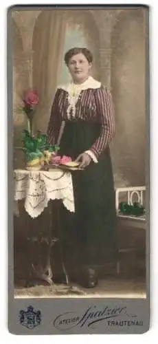 Fotografie Spatzier, Trautenau, junge Frau in gestreifter Bluse mit Rüschenkragen, Koloriert