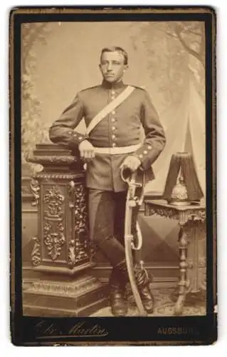 Fotografie Gebr. Martin, Augsburg, junger Soldat in Uniform nebst Pickelhaube Rosshaarbusch und Säbel