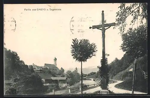 AK Gmund a. Tegernsee, Teilansicht mit Wegkreuz