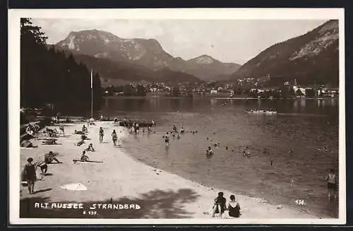 AK Alt-Aussee, Strandbad mit Ortsansicht und Bergpanorama