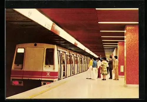 AK Hong Kong, People and train in a metro station