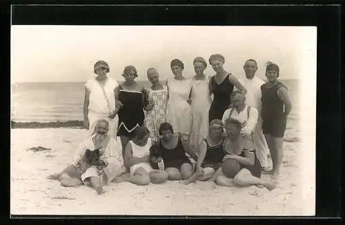 Foto-AK Gemischte Gruppe in Bademode am Meer