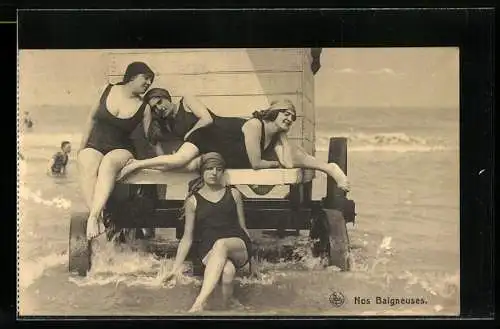 AK Junge Damen in Bademode am Strand