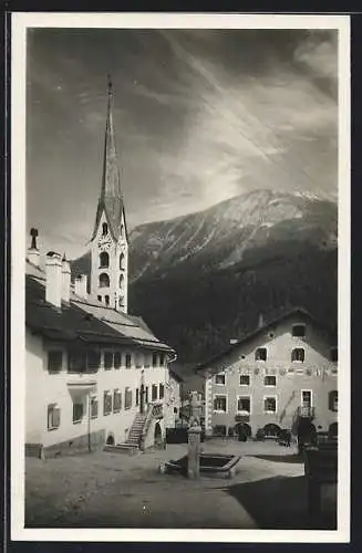 AK Zuoz /Ober-Eng., Ortspartie mit Brunnen