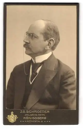 Fotografie J. S. Schröder, Königsberg, Münzstr. 2, Eleganter älterer Herr mit Zwicker