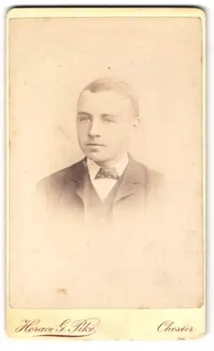 Fotografie Horace G. Pike, Chester, 38 Bridge Street, Junge in kariertem Anzug, Portrait