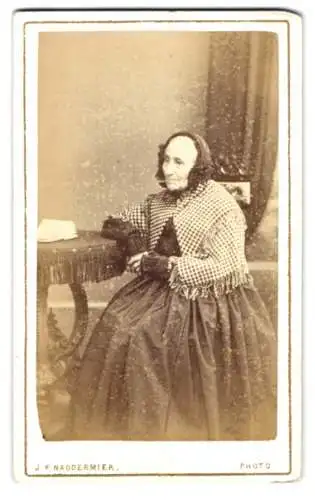 Fotografie J. F. Naddermier, Walsall, Station Street, Ältere Dame mit kariertem Schal