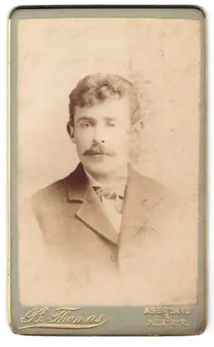 Fotografie B. Thomas, Aberdare, Junger Mann mit Schnurrbart und Fliege