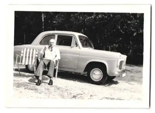 Fotografie Auto, Fahrer macht Rast neben PKW, New Forest 1961