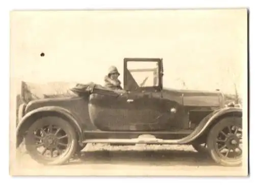 Fotografie Auto, Dame sitzt im Cabriolet 1928