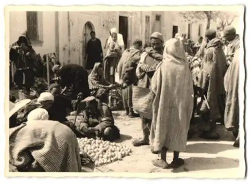 Fotografie Marktszene mit arabischen Einheimischen auf einem Marktplatz