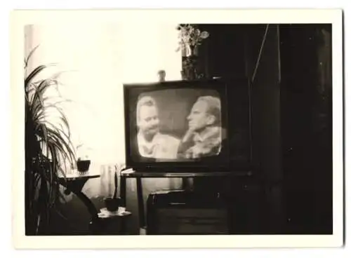 Fotografie Fernseher TV-Gerät in der Stube während einer Fernsehsendung