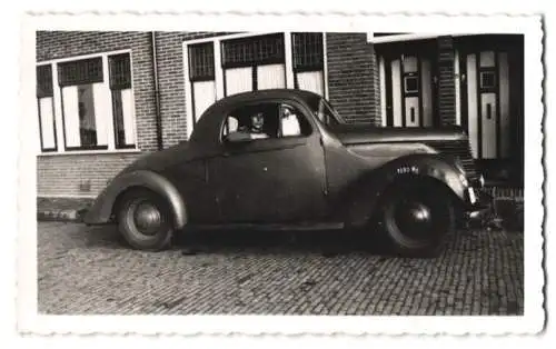 Fotografie Auto, Soldat der Wehrmacht im Coupe sitzend