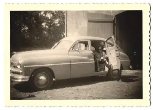 Fotografie Auto, Bursche in Limousine sitzend