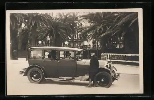 AK Mann und Frau im Auto vor dem Grand Hotel