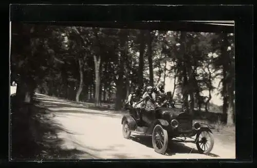 AK Frau mit Kindern im Auto im Wald