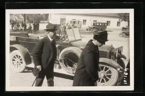 AK Ehepaar am Auto auf der Strasse, 1922