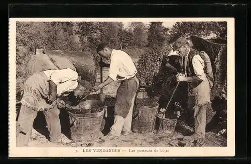 AK Les Vendanges, Les porteurs de hotte, Weinbauern bei der Arbeit