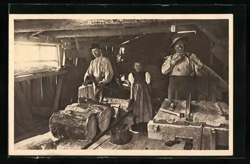 AK Schindelmacher, Holzfäller in einer Hütte bei der Arbeit