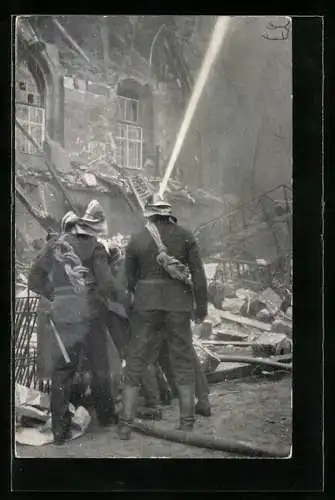 AK Stuttgart, Brand des Alten Schlosses 1931, Feuerwehr bei Löscharbeiten